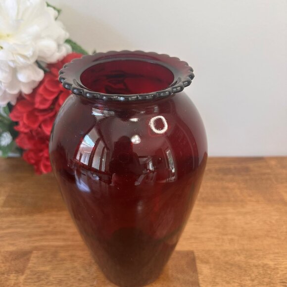 Vintage Anchor Hocking Ruby Red Royal Glass Vase Scalloped Rim Mid Century Flora - Picture 3 of 6